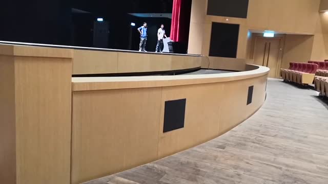 Lifting Stage in Operation